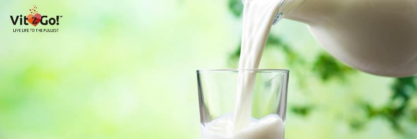 Milch in Glas eingeschenkt